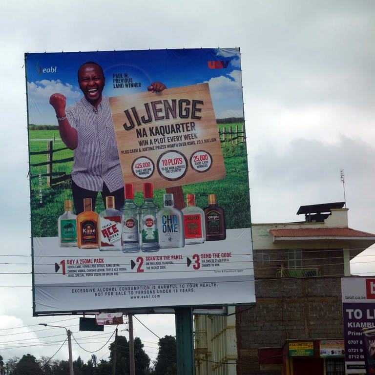 An Hauptstraßen überall in Kenia werben riesige Plakattafeln aggressiv für Alkoholkonsum – auch mit Gewinnspielen