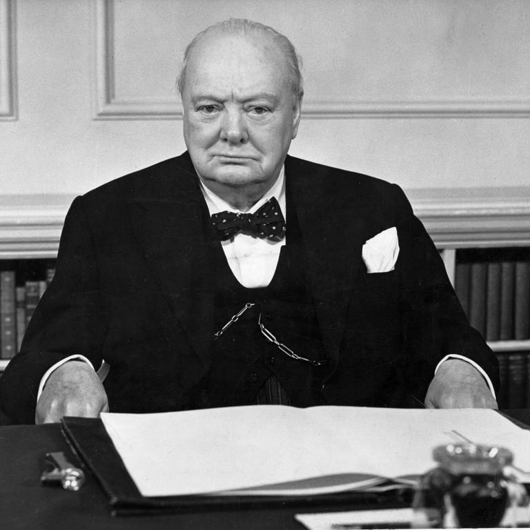 Sir Winston Churchill (1874 - 1965) in No. 10 Downing Street; Aufnahme anlässlich seines 80. Geburtstags am 30. November 1954 (Foto: IMAGO, imago images / United Archives International)