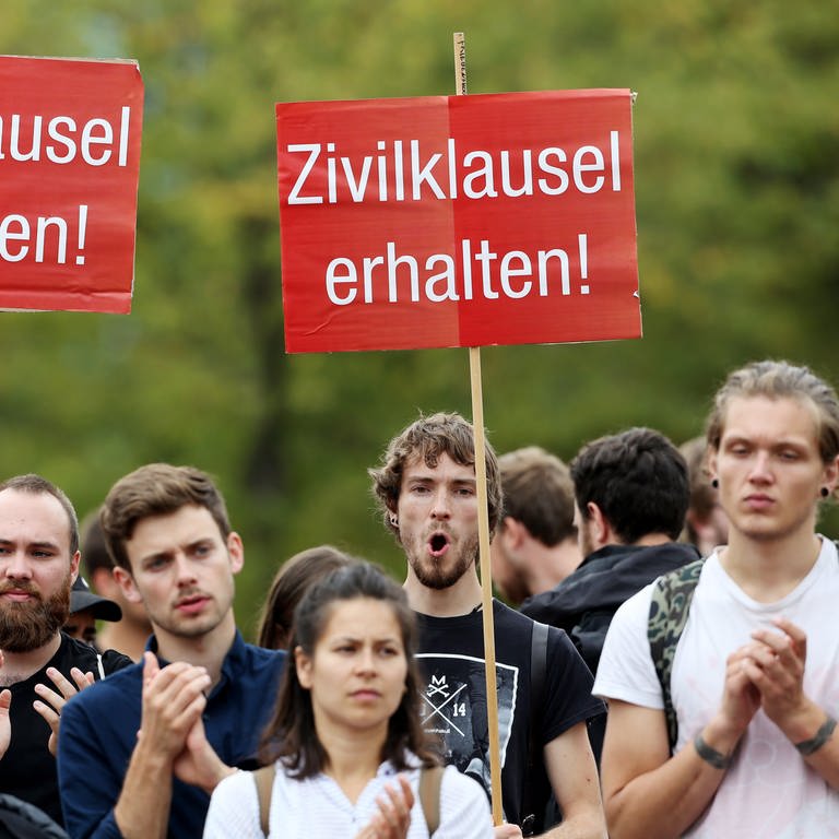 Studenten demonstrieren am 11.7.2019 vor dem Düsseldorfer Landtag gegen das geplante neue Hochschulgesetz mit einem Plakat "Zivilklausel erhalten"