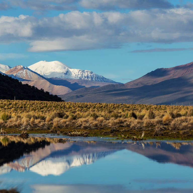 Bolivianische Großstädte beziehen Trinkwasser aus Gletschern, die rapide schwinden. Jetzt versucht der Andenstaat, Wasser zu sparen, Reservoirs zu bauen, Leitungen zu erneuern.  (Foto: IMAGO, imago images / ingimage)