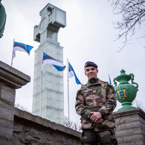 Wie sieht die Zukunft der NATO aus? Oberst Guillaume Trohel, Kommandeur des französischen Kontingent der NATO-Kampfgruppe, vor dem Denkmal für den Unabhängigkeitskrieg in Tallinn  Estland 