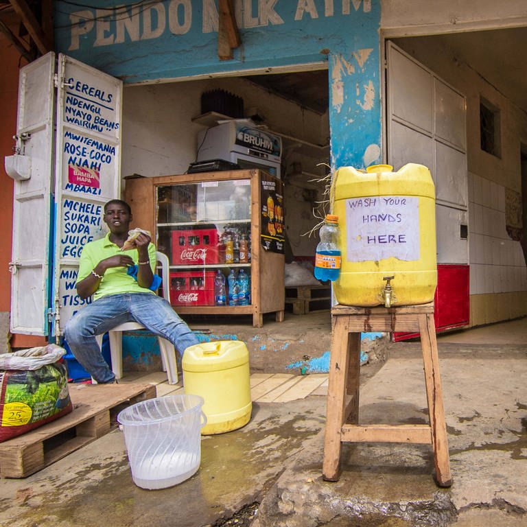 In den Slums von Kibera (Nairobi  Kenia) sind öffentliche Handwaschstationen zum Schutz vor dem Coronavirus installiert