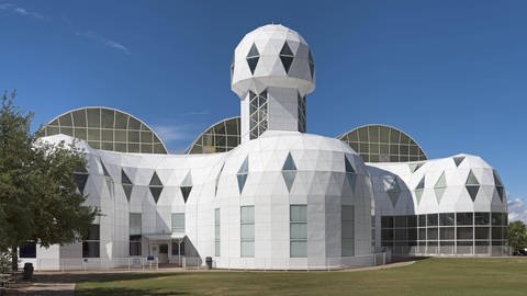 Nahe der Stadt Oracle in Arizona  USA befindet sich die Biosphere 2, ein riesiges Terrarium aus Stahl und Glas (Foto: IMAGO, mageBROKER/ErichxSchmidt)