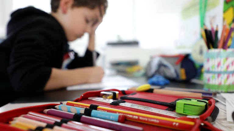 Kind lernt zu Hause. Experten befürchten, dass sich soziale Unterschiede durch das Homeschooling während der Corona-Krise noch verschärfen werden (Foto: IMAGO, imago images / wolterfoto)