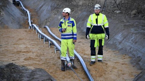 Der Bau der Stromtrasse "NordLink" wird fortgesetzt: Arbeiter verlegen 2019 ein Gleichstrom-Erdkabel in der Nähe von Büsum (Foto: picture-alliance / Reportdienste, picture alliance/Carsten Rehder/dpa)