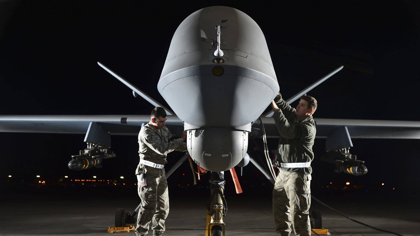2 Flieger bereiten eine Drohne vom Typ MQ-9 Reaper in Nevada / USA für einen Trainingsflug vor (Foto: IMAGO, imago images / StockTrek Images)