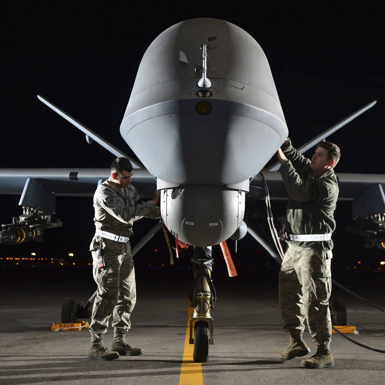 2 Flieger bereiten eine Drohne vom Typ MQ-9 Reaper in Nevada  USA für einen Trainingsflug vor (Foto: IMAGO, imago images / StockTrek Images)