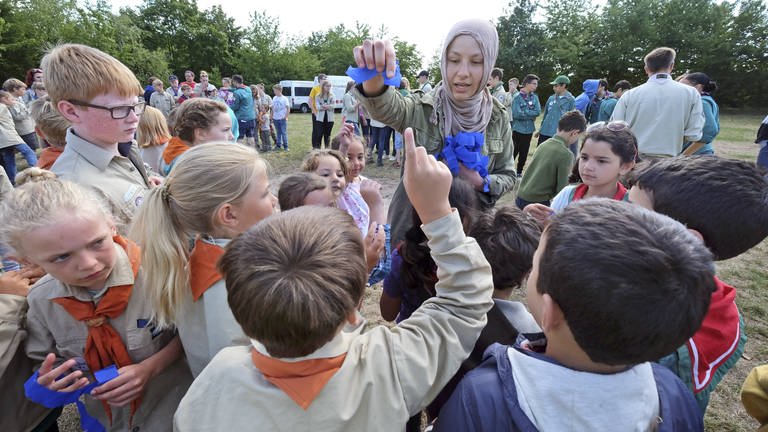 Gemeinsam leben ist das Motto eines achttaegigen Begegnungszeltlagers von muslimischen und christlichen Pfadfindern in Rhens am Rhein im Juli 2015 (Foto: IMAGO, imago images / epd)