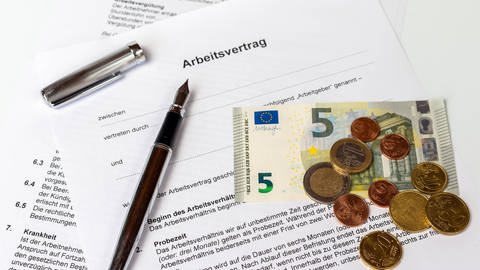 Seit 2015 gilt der gesetzliche Mindestlohn, 2020 liegt er bei 9 Euro 35 die Stunde (Foto: IMAGO, imago images / MiS)