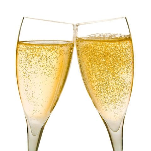 Champagner moussiert im Glas