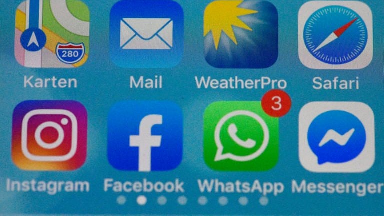 Facebook-App auf dem Handy: Online-Abstinenz ist nicht leicht. Es könnte helfen, die Facebook-App vom Smartphone zu löschen. (Foto: IMAGO, imago images / MiS)