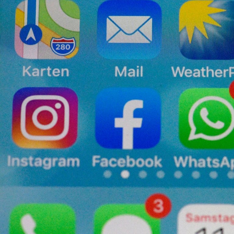 Facebook-App auf dem Handy: Online-Abstinenz ist nicht leicht. Es könnte helfen, die Facebook-App vom Smartphone zu löschen. (Foto: IMAGO, imago images / MiS)