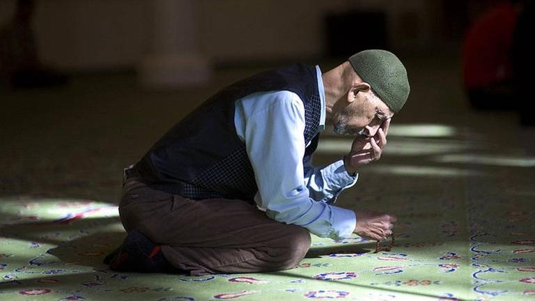 Muslim betet im Gebetssaal der Omar Moschee in Berlin Kreuzberg (Foto: IMAGO, Imago/IPON -)