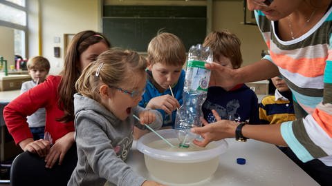 Unter Anleitung der Dozentin ermitteln Teilnehmer des Kinder-College Koblenz  Begabtenzentrum Rheinland-Pfalz 2013 mit einem einfachen Experiment das Lungenvolumen (Foto: dpa Bildfunk, (c) dpa / Thomas Frey)