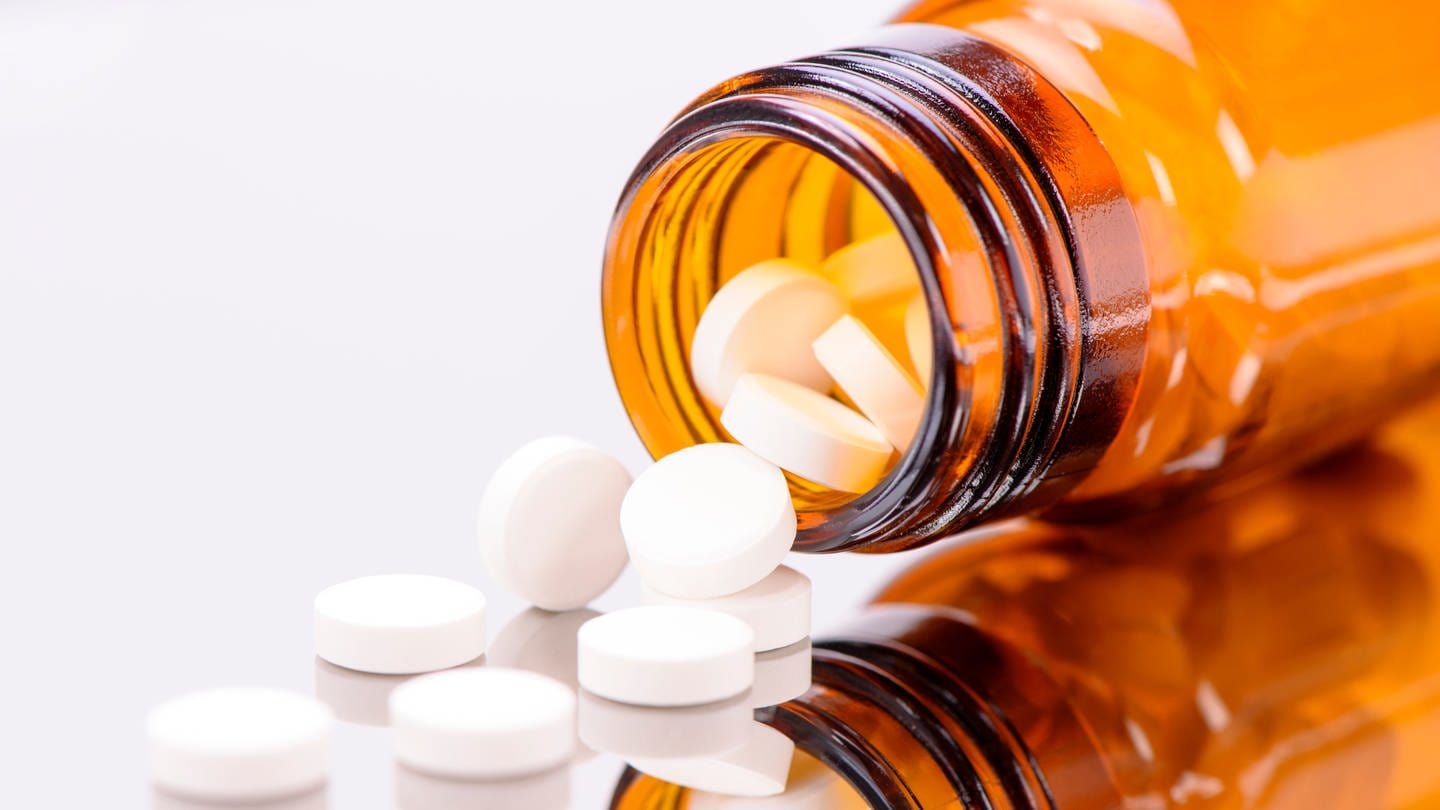 Braunes Fläschchen mit ausgekippten Tabletten: Placebos wirken, das ist mittlerweile belegt. Die Erwartung, ein Medikament zu erhalten, löst in vielen Patienten Selbstheilungskräfte aus. (Foto: Colourbox)