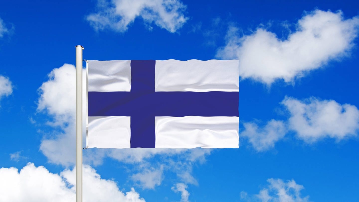 Flagge von Finnland vor blauem Himmel mit weißen Wolken (Foto: IMAGO, imago images / blickwinkel)