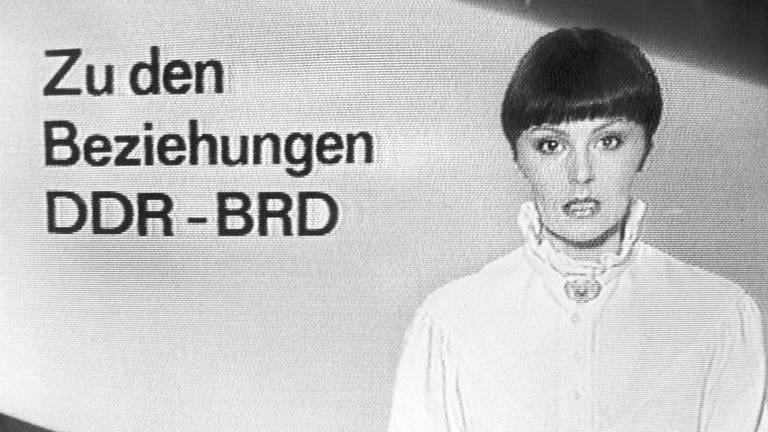 Nachrichtensprecherin Angelika Unterlauf  kündigt am 3.5.1983 in der DFF-Nachrichtensendung "Aktuelle Kamera" eine Erklärung von SED-Chef Erich Honecker zu den Beziehungen zwischen der DDR und der Bundesrepublik Deutschland an