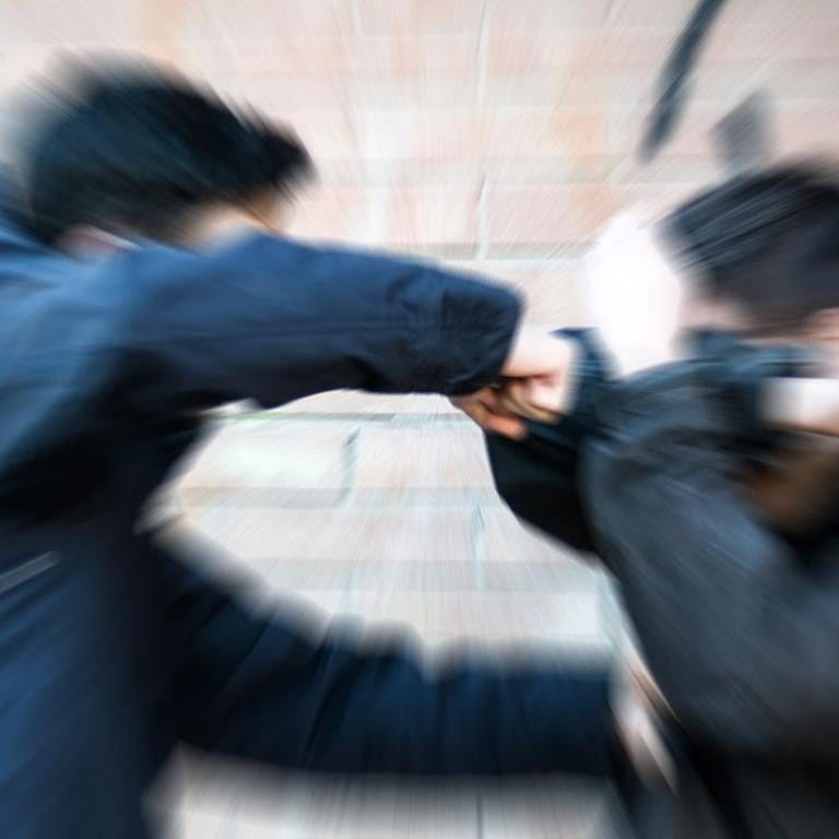 Streit zwischen zwei Jugendlichen (Foto: Getty Images, Thinkstock -)