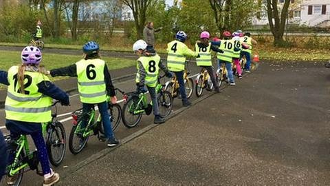 Kinder auf dem Fahrrad in einer Reihe auf dem Platz der Jugendverkehrsschule Heidenheim