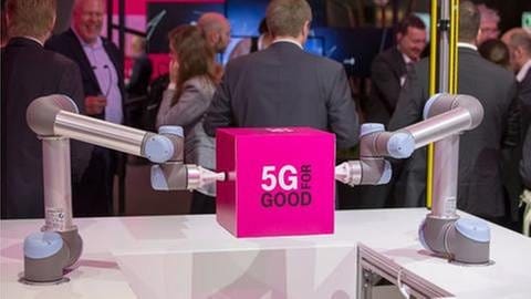 Messestand der Telekom auf der CeBIT in Hannover, an dem für den neuen Hochgeschwindigkeits-Überstrabungsstandard 5G geworben wird