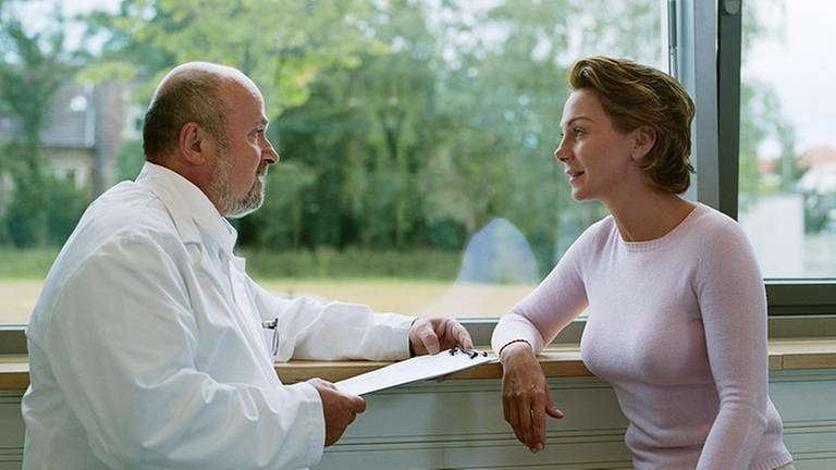 Ein Gespräch zwischen Arzt und Patient. (Foto: Getty Images, Thinkstock -)