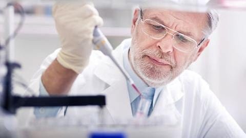 Ein Mann im Labor (Foto: Getty Images, Thinkstock -)