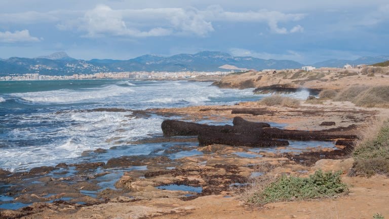 Einsame Naturküste auf Mallorca: Schon vor Corona haben Umwelt-Aktivisten einen schonenden Tourismus gefordert und angemahnt, nach neuen Wirtschaftszweigen zu suchen, so wie es auf Menorca gelungen ist.  (Foto: IMAGO, imago images / YAY Images)