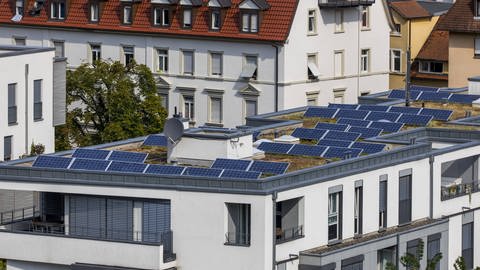 Solaranlagen können problemlos auf Dächern installiert werden. Sie sind daher auch für den städtischen Bereich geeignet wie hier in Freiburg  Breisgau.