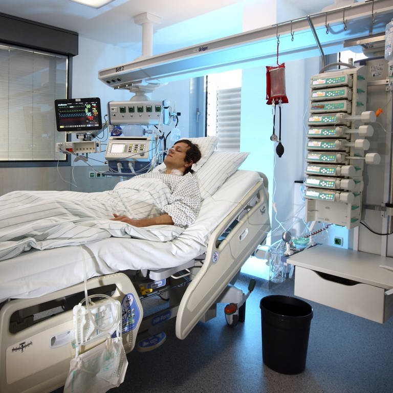 Ein Patient wird auf einer Intensivstation im Spezialbett beatmet (Foto: IMAGO, IMAGO / Jochen Tack)