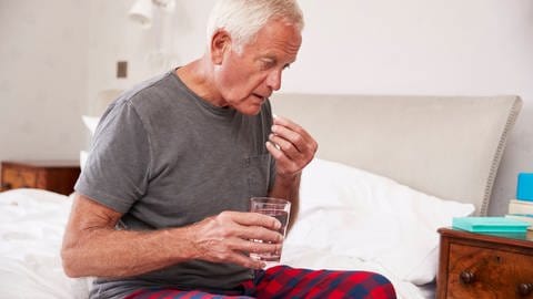 älterer Mann nimmt Medikamente (Foto: IMAGO, IMAGO / Shotshop)