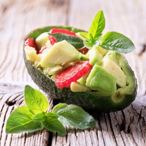 Avocado-Erdbeer-Salat in einer Avocado-Hälfte: Wie umweltschonend ist unser Essen tatsächlich hergestellt? (Foto: picture-alliance / Reportdienste, picture alliance / CTK | digifoodstock)