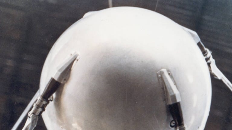 Am 4. Oktober 1957 startete die Sowjetunion den Satelliten "Sputnik" erfolgreich vom Kosmodrom Baikonur in Kasachstan aus. Der erste künstliche Satellit der Welt hatte etwa die Größe eines Wasserballs. (Foto: IMAGO, IMAGO / UPI Photo)