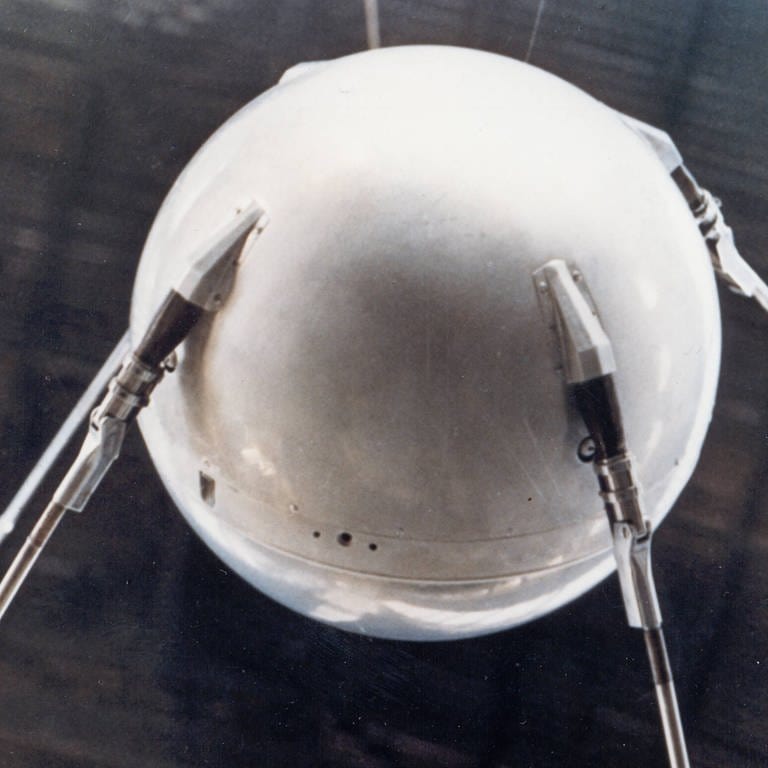 Am 4. Oktober 1957 startete die Sowjetunion den Satelliten "Sputnik" erfolgreich vom Kosmodrom Baikonur in Kasachstan aus. Der erste künstliche Satellit der Welt hatte etwa die Größe eines Wasserballs. (Foto: IMAGO, IMAGO / UPI Photo)