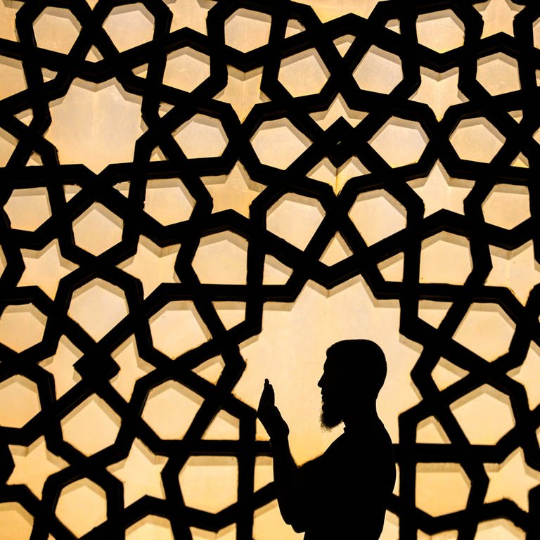 Ein Mann betet in einer Moschee in Gaza; gesungen wird in Moscheen üblicherweise nicht
