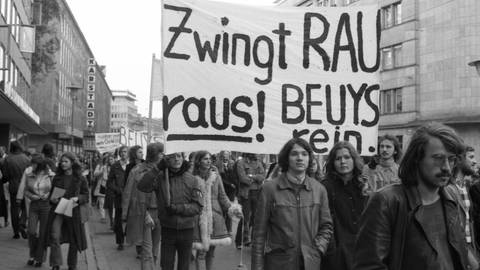 Studenten der Universität Düsseldorf demonstrierten am 18.10.1972 gegen den Numerus Clausus und die Entlassung von Joseph Beuys durch Johannes Rau (Foto: IMAGO, IMAGO / Klaus Rose)