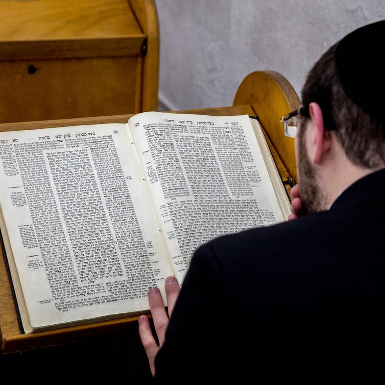 Orthodoxer Jude studiert den Talmud in einer Synagoge in Israel