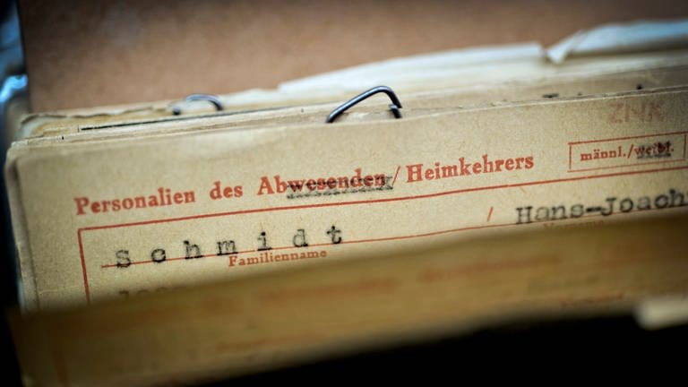 Karteikarten vermisster und toter deutscher Soldaten in einem Karteikasten des Deutschen Suchdienstes München 