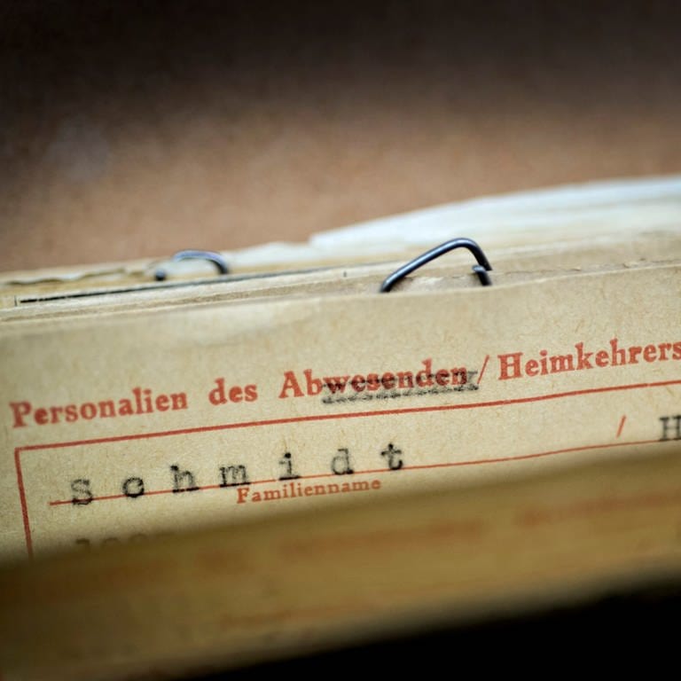 Karteikarten vermisster und toter deutscher Soldaten in einem Karteikasten des Deutschen Suchdienstes München 