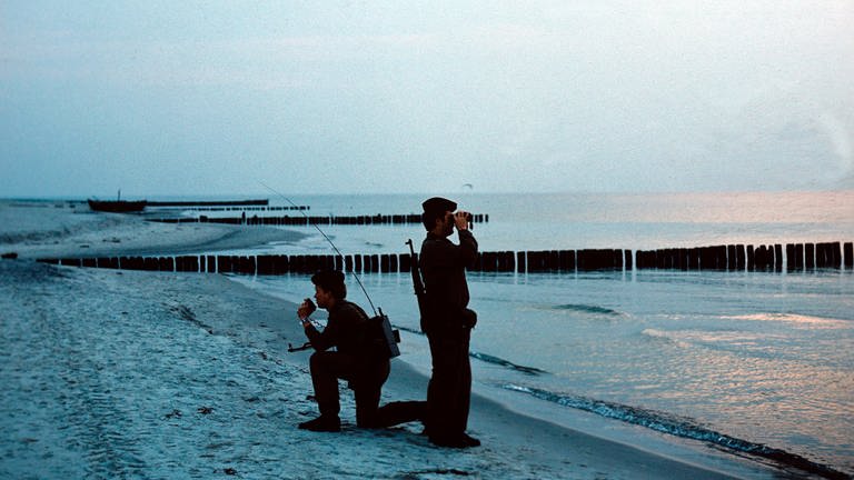 Zwei Matrosen der Grenzbrigade Küste in RostockMarkgrafenheide bei einem Kontrollgang am Strand in der Nähe von Rostock im Juni 1978. Die Ostseeküste der DDR wurde von den Grenztruppen stark bewacht. Die Bewachung galt vorwiegend möglichen Flüchtlingen aus dem eigenen Land. 