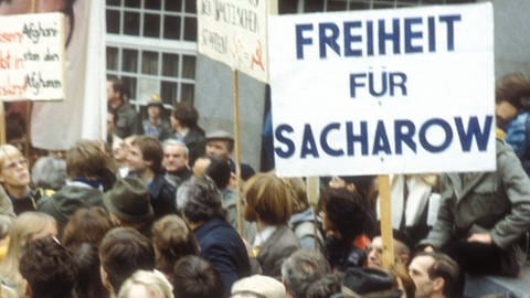 Demonstration gegen den sowjetischen Einmarsch in Afghanistan und für die Freilassung des verbannten Atomphysikers und Nobelpreisträgers Andrej Sacharow 22. November 1982 in Bonn