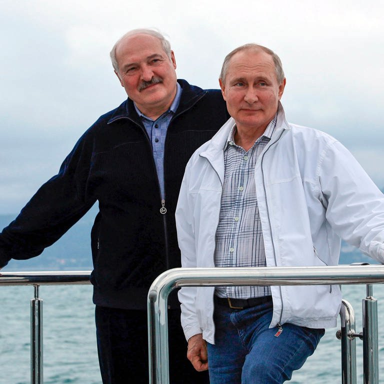 Wladimir Putin (rechts), Präsident von Russland, und Alexander Lukaschenko, Präsident von Belarus, auf einem Boot während ihres Treffens in Sotschi am Schwarzen Meer. Russland will das autoritär geführte Belarus bis Ende Juni 2021 mit einem Kredit in Höhe von ca. 410 Millionen Euro unterstützen. (Foto: dpa Bildfunk, picture alliance/dpa/Pool Sputnik Kremlin/AP | Sergei Ilyin)