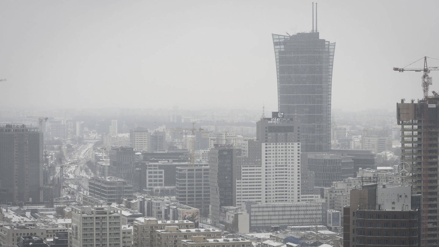 Warschau im Smog: Polen ist in Sachen Luftverschmutzung weit vorn in der EU, da es noch immer auf die Verbrennung von Kohle zur Energiegewinnung setzt. Erst für 2049 ist das Ende des Steinkohlebergbaus angekündigt. (Foto: IMAGO, imago images / Hollandse Hoogte)