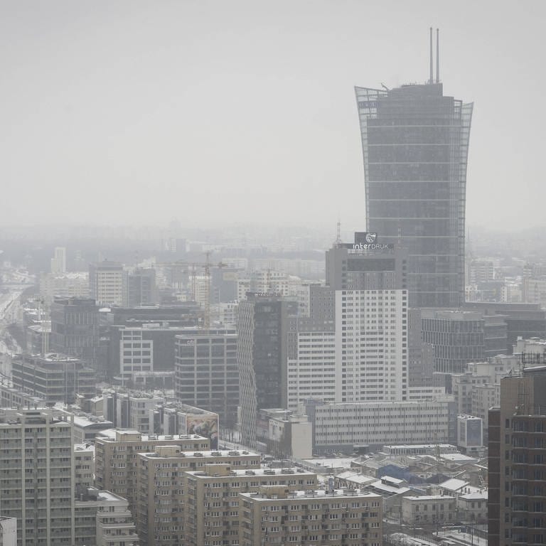 Warschau im Smog: Polen ist in Sachen Luftverschmutzung weit vorn in der EU, da es noch immer auf die Verbrennung von Kohle zur Energiegewinnung setzt. Erst für 2049 ist das Ende des Steinkohlebergbaus angekündigt. (Foto: IMAGO, imago images / Hollandse Hoogte)