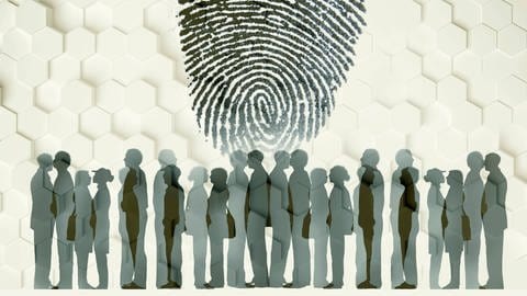 Fingerabdruck und Menschenmenge: Es gibt die Idee, dass jeder Mensch auf der Erde mittels biometrischer Daten identifizierbar sein sollte. Das kann Vorteile bringen – doch kritische Stimmen warnen vor den Nachteilen der Datenüberwachung