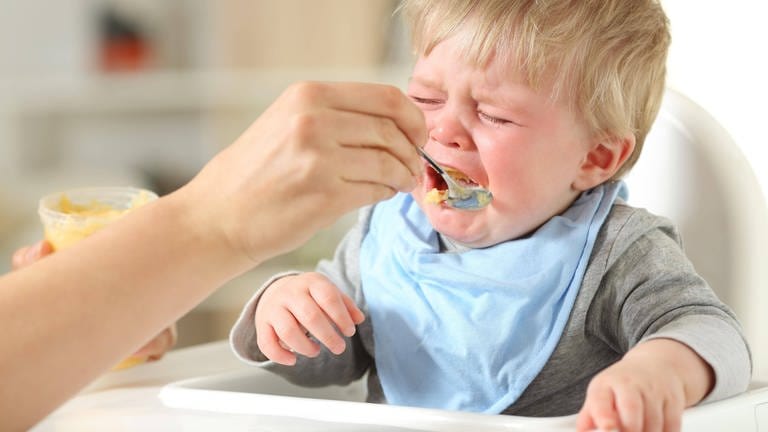 Kind mag sein Essen nicht: Die Spaghetti um die Zunge gewickelt, das Gemüse genussvoll zu einem Brei zermanscht oder gleich wieder ausgespuckt. Kinder essen anders als Erwachsene.