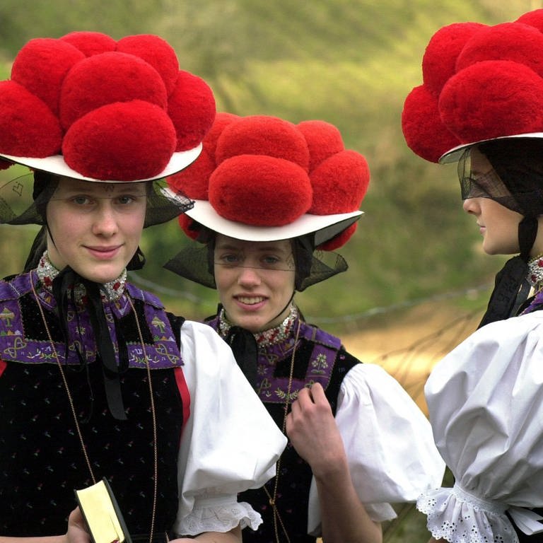 Junge Mädchen gehen 2000 in Tracht und Bollenhut in Kirnbach zur Konfirmation