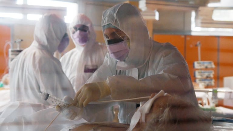 Intensivpfleger betreuen Covid 19 Patienten (Casal Palocco-Krankenhaus, Rom) (Foto: IMAGO, imago images / ULMER Pressebildagentur)