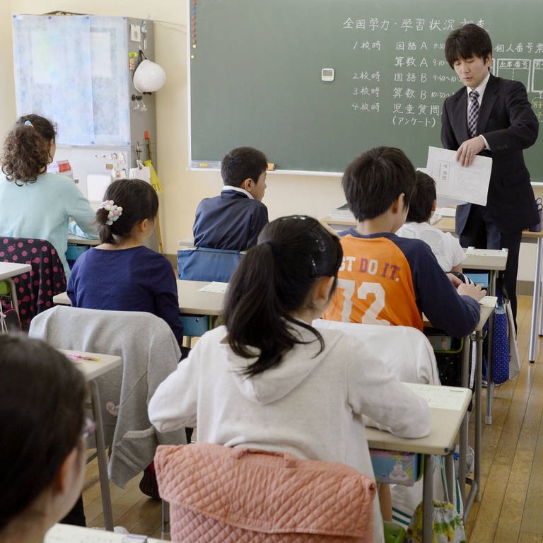 Grundschulklasse in Tokio  Japan (Foto: IMAGO, imago/Kyodo News)
