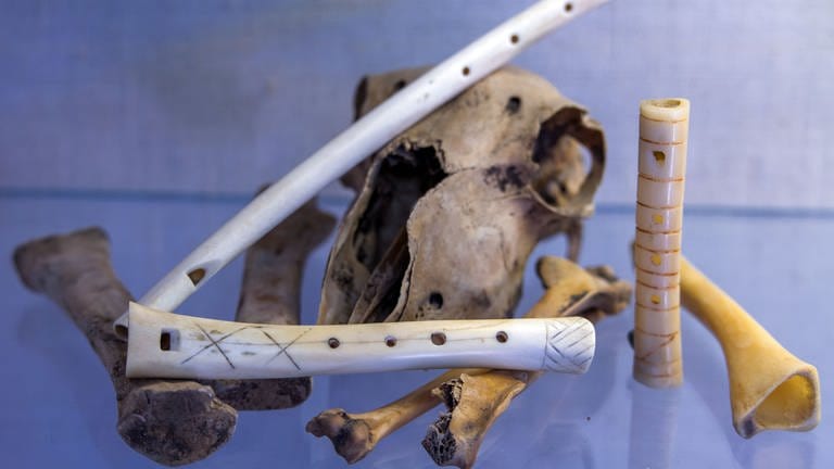 Nachgebaute Knochenflöten
