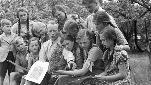 Unterricht im Freien an der von Adolf Reichwein geleiteten Landschule in Tiefensee – bemerkenswert, da sich Schule in den 1930er-Jahren meist auf Frontalunterricht beschränkte